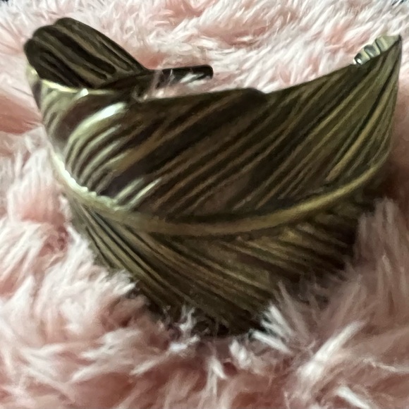 😍Gorgeous Gold Leaf Cuff Bracelet 😍 - Picture 4 of 8